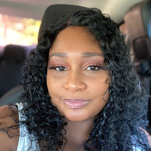 Meet your Posher, Monique